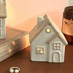 Candeliere a forma di casetta in ceramica, decorazione opaca