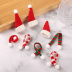 Mini ornamenti natalizi a forma di cappello e sciarpa
