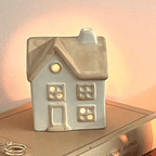 Candeliere a forma di casetta in ceramica, decorazione opaca