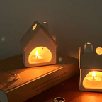 Candeliere a forma di casetta in ceramica, decorazione opaca