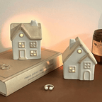 Candeliere a forma di casetta in ceramica, decorazione opaca