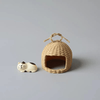 Gattino in Miniatura che Dorme in una Culla Accogliente - Statuetta