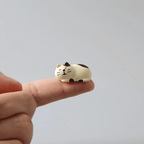 Gattino in Miniatura che Dorme in una Culla Accogliente - Statuetta